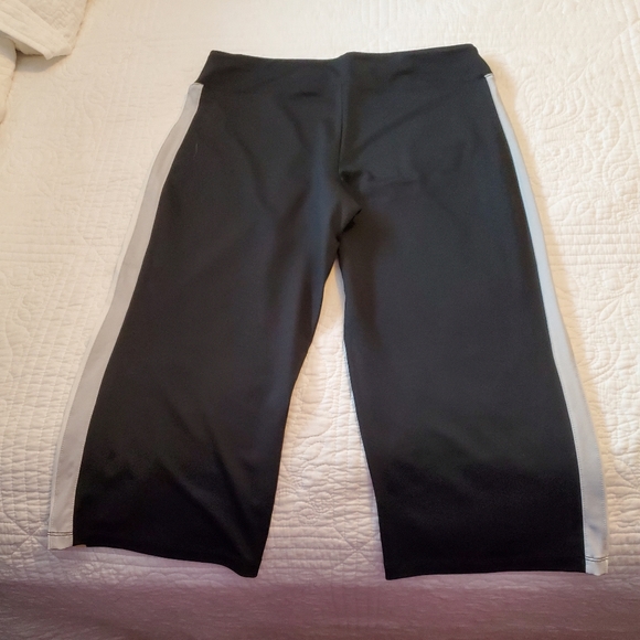 Izod golf capris with matching polo tops. - Picture 4 of 5
